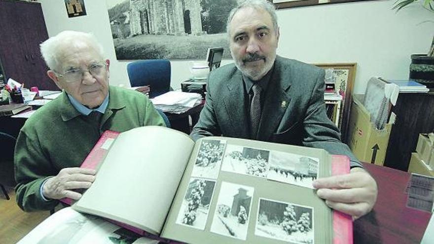 Por la izquierda, el padre Justino y Baquero muestran antiguas fotografías del Colegio El Pilar.