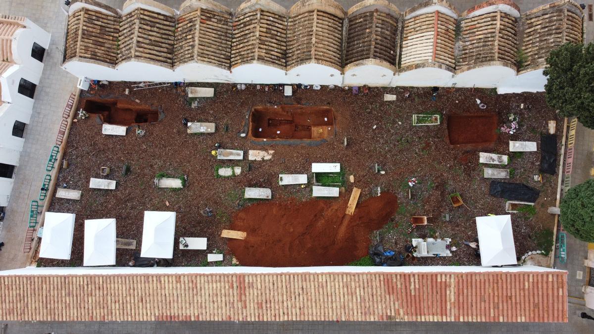 Vista cenital de la zona excavada en el cementerio de ses Figueretes