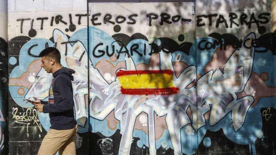 Algunas de las pintadas que aparecieron en San José Obrero ayer, con mensajes contra el alcalde, Francisco Guarido.