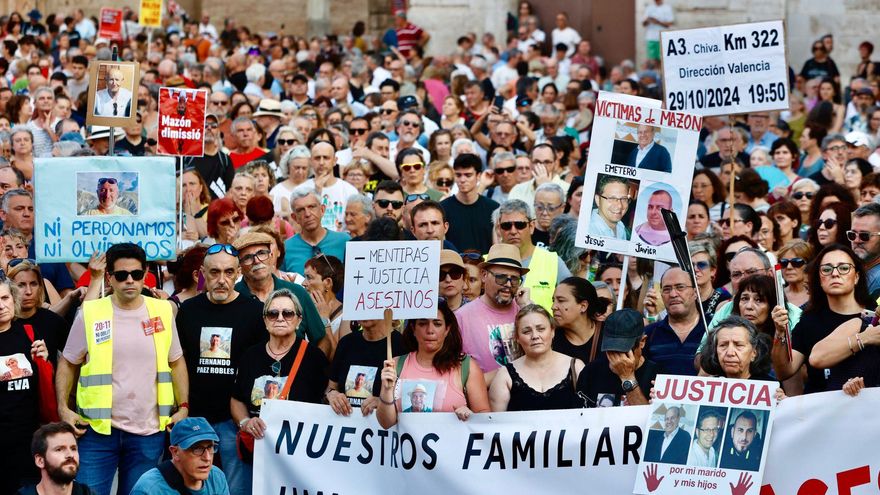 La octava manifestación desafía al calor para pedir la dimisión de Mazón ocho meses después de la dana