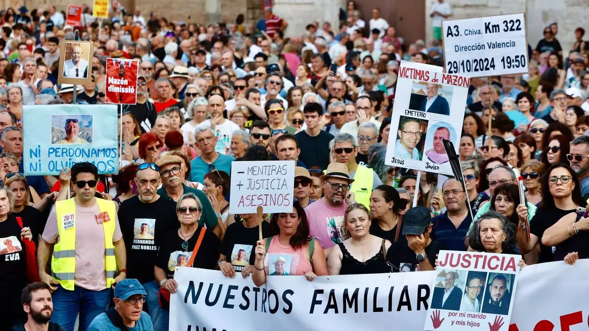 La octava manifestación desafía al calor para pedir la dimisión de Mazón ocho meses después de la dana