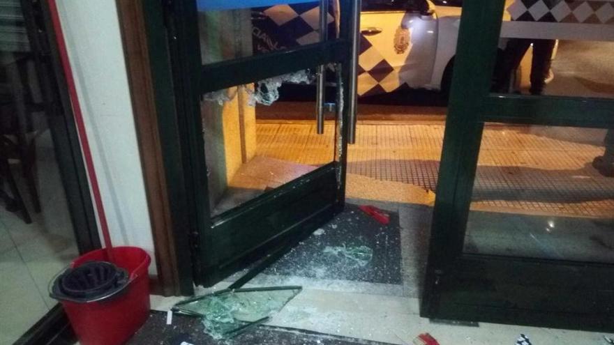 Los ladrones rompieron la puerta para entrar en el interior de la cafetería. // Policía Local