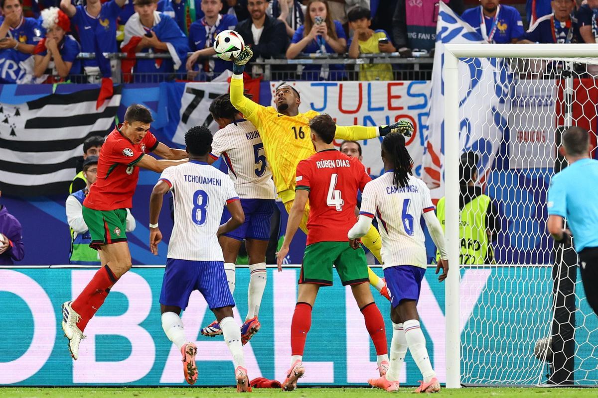 França arriba a  la semifinal per  la via dels penals