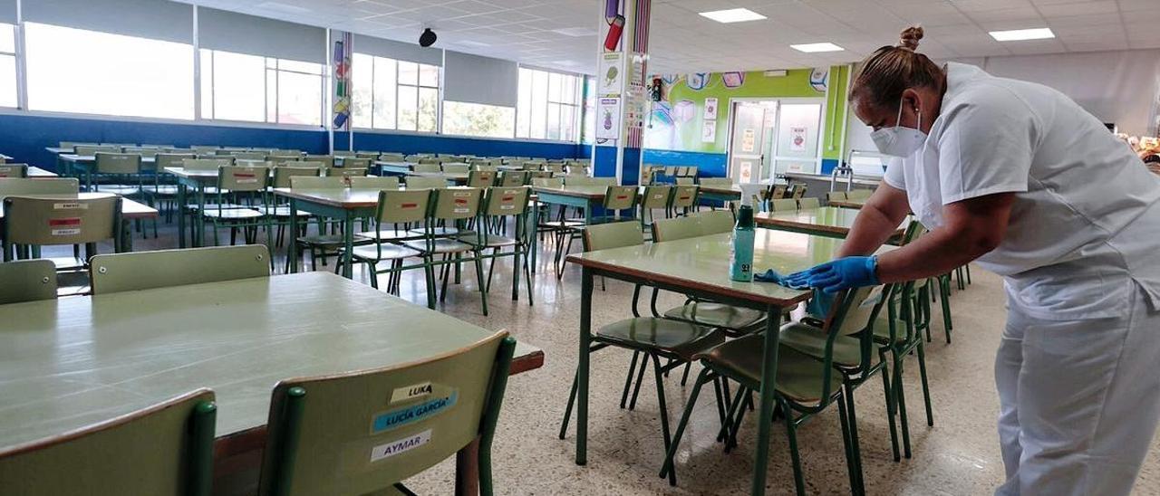 Una trabajadora en el comedor escolar del CEIP Ernesto Castro Fariña, en Tacoronte