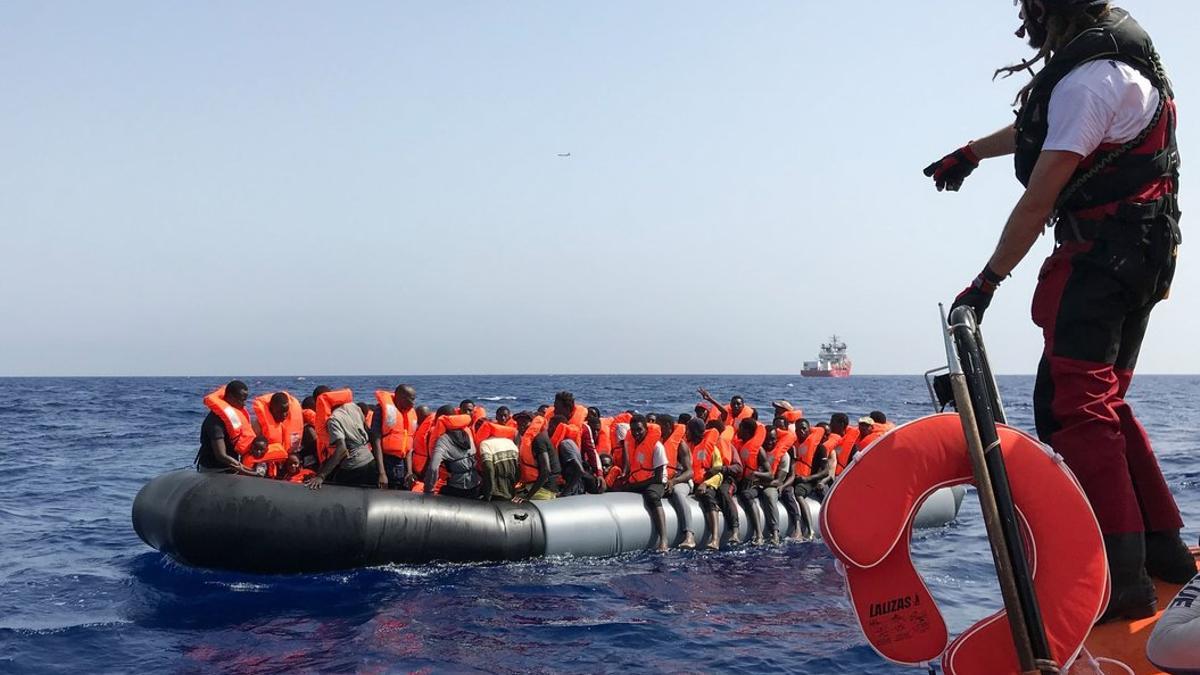 Tripulantes del 'Ocean Viking' rescatan a migrantes en aguas del Mediterráneo, ante las costas de Libia, este sábado.