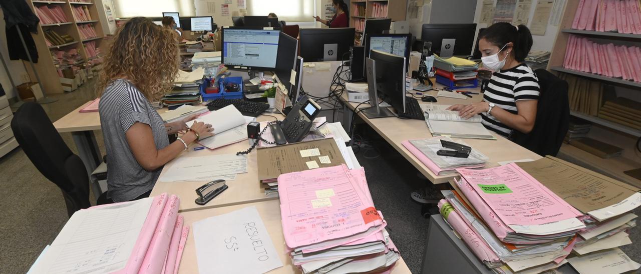 Funcionarias trabajando en la Ciudad de la Justicia de Castelló en imagen de archivo.