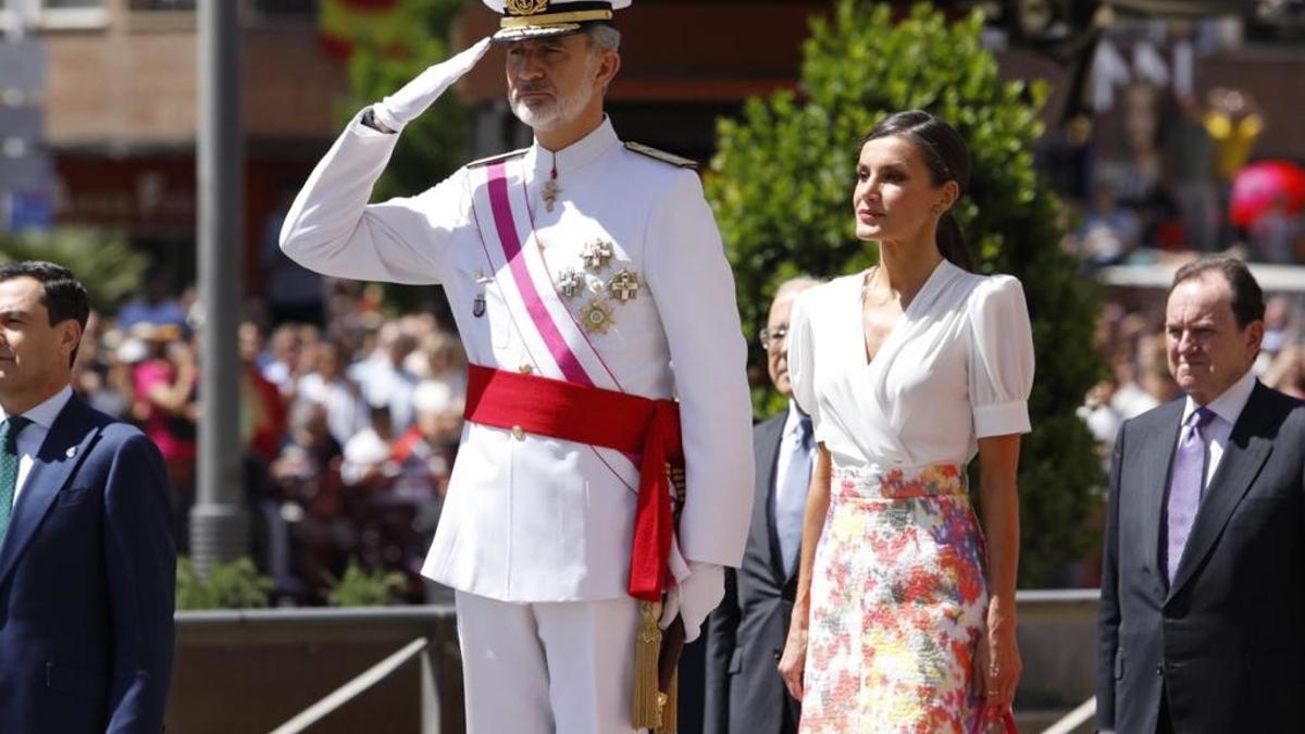 La reina Letizia, con la blusa modelo Zenda de la firma coruñesa Boüret, hoy durante el desfile del Día de las Fuerzas Armadas, junto a su esposo, el rey Felipe VI.