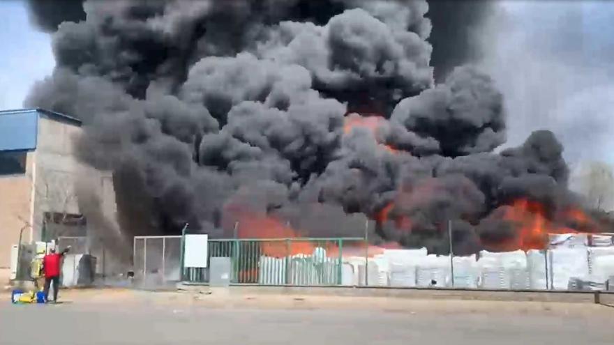 Vídeo: Espectacular incendi al pati d'una empresa del polígon de Les Preses