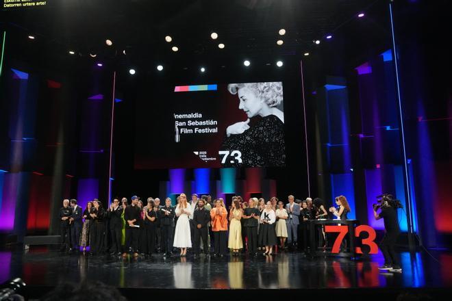 Foto de familia de los premiados durante la gala de clausura del Festival de San Sebastián, en el Teatro Victoria Eugenia, a 27 de septiembre de 2025, en San Sebastián, Guipúzcoa, País Vasco (España). El festival ha celebrado su 73ª edición del 19 al 27 de septiembre de 2025, reforzando su protagonismo global con 254 títulos de 56 países y una destacada presencia del cine español. La participación femenina detrás de cámaras ha aumentado y el cine vasco cuenta con 38 producciones. El certamen ha incluído secciones oficiales, estrenos, foros y actividades para profesionales y público. 27 SEPTIEMBRE 2025;CINE;SAN SEBASTIÁN;FESTIVAL;CINEASTAS;ACTRIZ;DIRECTOR;PELÍCULA; Unanue / Europa Press 27/09/2025. Unanue;category_code_sho;