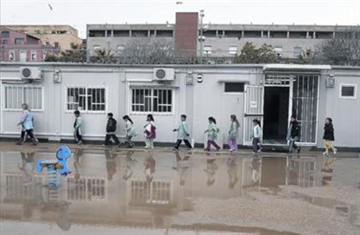 Alumnes del CEIP Mediterrània, al seu minúscul pati, ahir. Alumnes del CEIP Mediterrània, al seu minúscul pati, ahir.