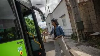 Vecinos de El Sobradillo denuncian la falta de marquesinas y la precariedad en las paradas de guagua