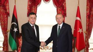 Encuentro entre el primer ministro del Gobierno libio del GNA, Fayez al-Sarraj (izquierda), y el presidente de Turquía, Recep Tayyip Erdogan (derecha); durante una cumbre en Estambul. 