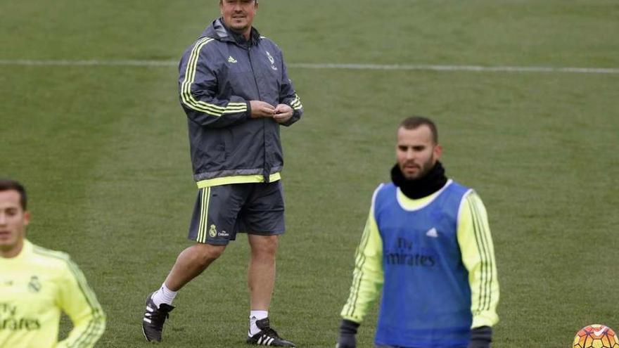 Benítez, entrenador del Real Madrid, durante el entrenamiento de ayer en Valdebebas. // Efe