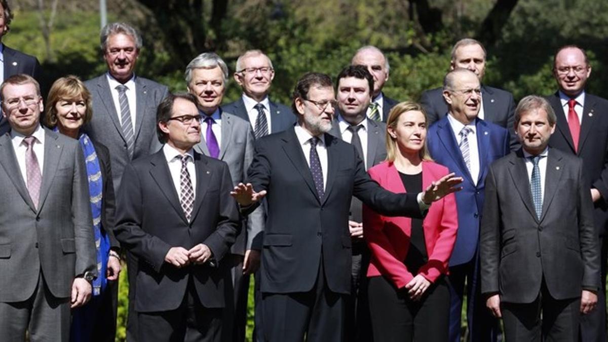 Mas y Rajoy, en la foto de familia de los participantes a la cumbre euromediterránea en Barcelona.