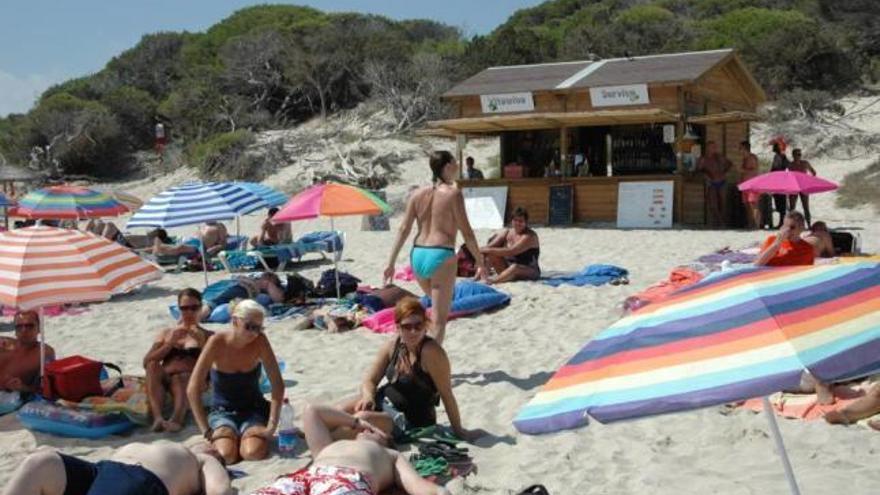 Eine der bislang drei Strandbuden an der Cala Agulla.