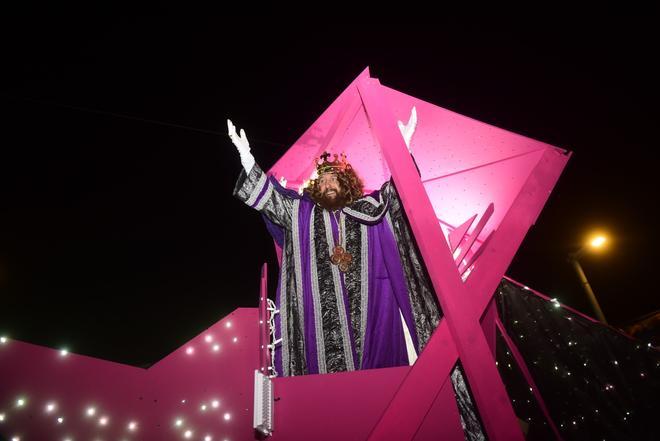 A Coruña ignora el frío y el granizo y se lanza a las calles para ver la Cabalgata de Reyes