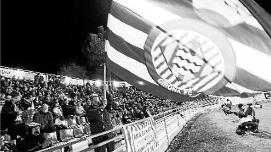 Un aficionat fa onejar una bandera del Girona en un partit d&#039;aquesta temporada a Montilivi.