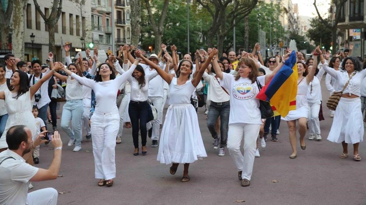 'Flashmob' en Barcelona para celebrar los acuerdos de paz en Colombia.