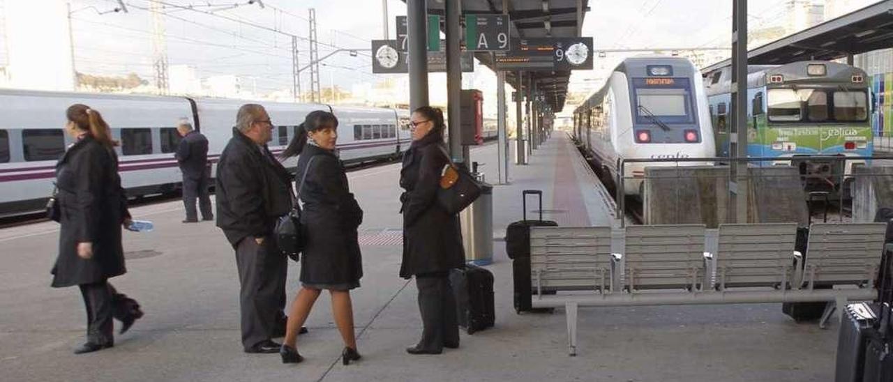 Pasajeros en la estación de trenes de Guixar. // J. Lores