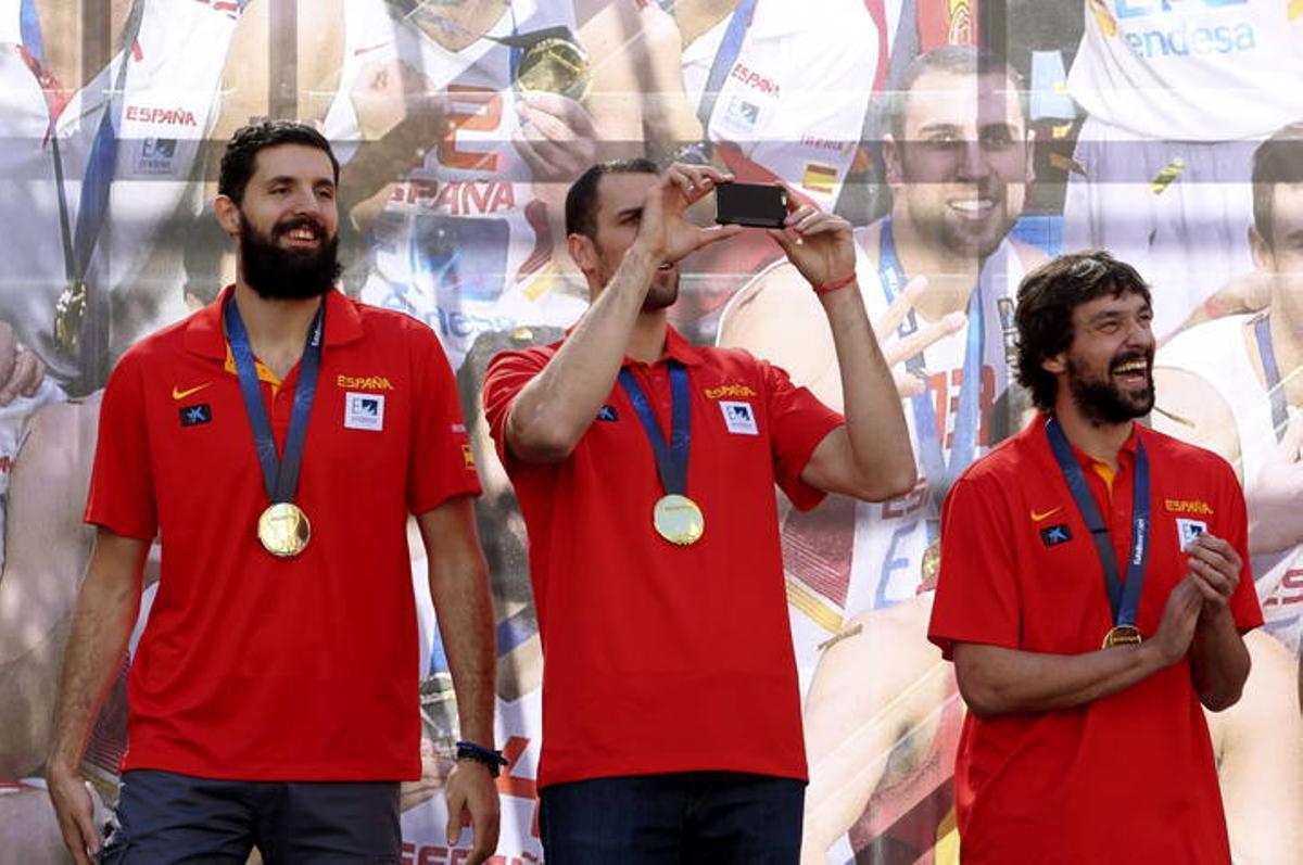 LA SELECCI?N FESTEJA EL T?TULO DEL EUROBASKET EN MADRID LA SELECCI?N FESTEJA EL T?TULO DEL EUROBASKET EN MADRID