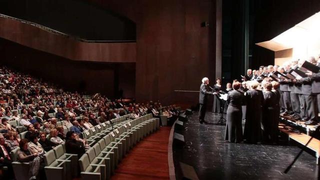 Intervención de la coral polifónica Helios de Bembrive en la pasada edición del Festival de Habaneras "Ao son de Vigo". // Adrián Irago