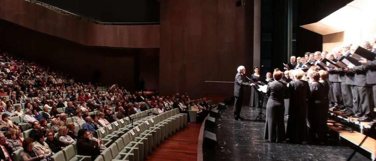 Intervención de la coral polifónica Helios de Bembrive en la pasada edición del Festival de Habaneras &quot;Ao son de Vigo&quot;. // Adrián Irago