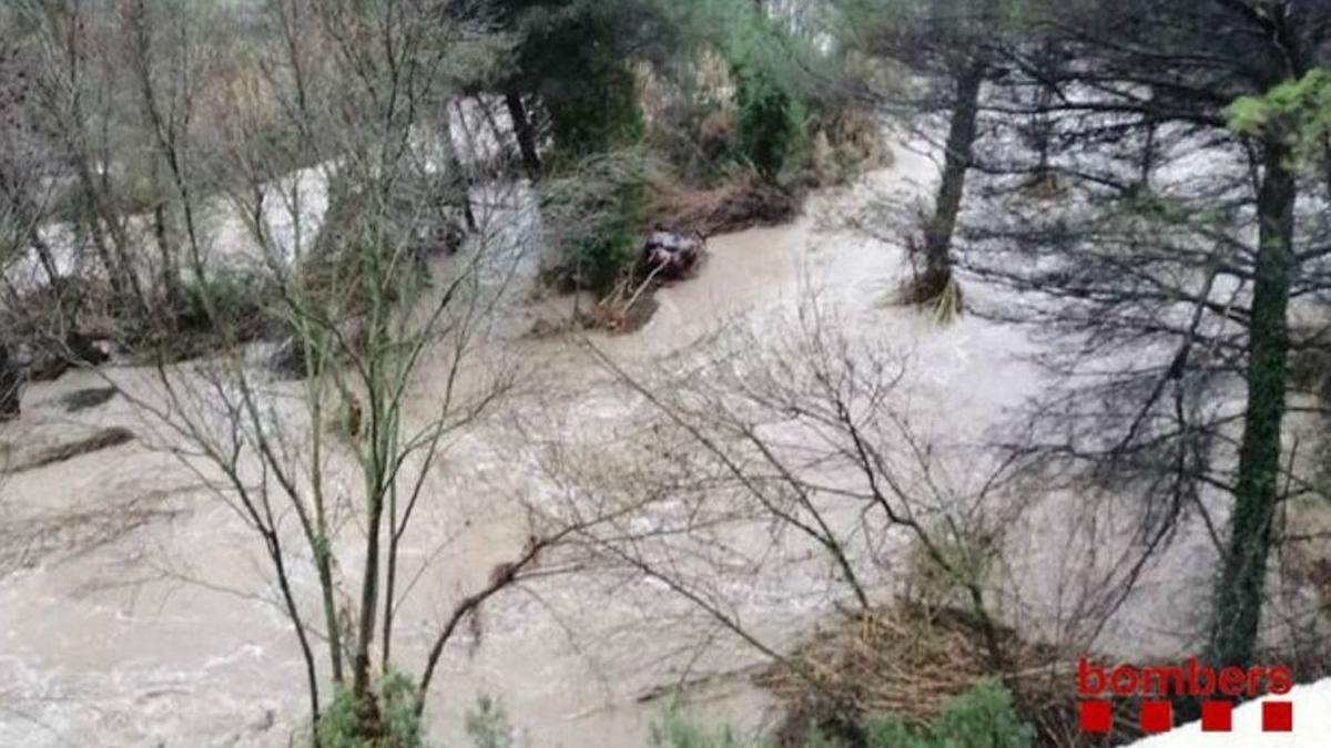 Mossos, agentes rurales y bomberos trabajan de forma coordinada en las tareas de rescate de Jorba