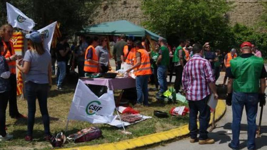 Treballadors concentrats davant de la presó, ahir al migdia