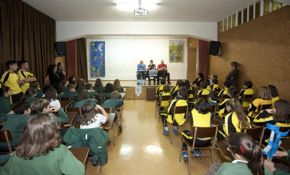 Gómez Noya visita un colegio de A Coruña