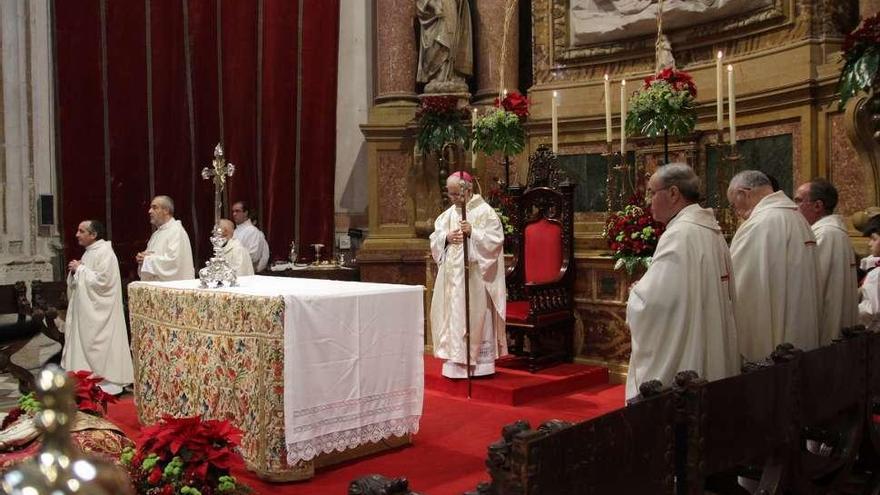 El obispo preside la misa de la Epifanía