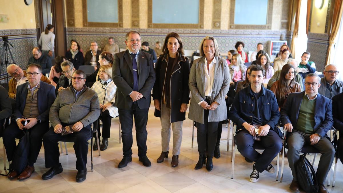 Rafael Moreno Rojas, Lourdes Arce e Isabel Albás al inicio de la jornada en el Rectorado.