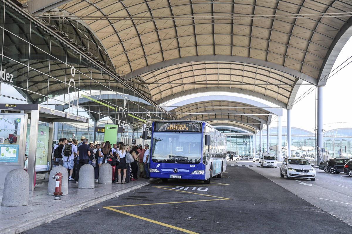 Mejoras en el autobús al aeropuerto para combatir la escasez de taxis y la falta de conexión ferroviaria