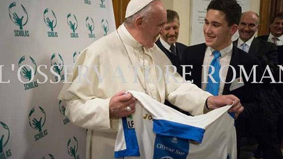 El Papa Francisco, recibiendo la camiseta del Leganés