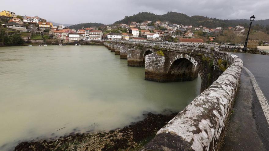 Denuncian un vertido que tiñe de marrón las aguas del río Verdugo en Ponte Sampaio