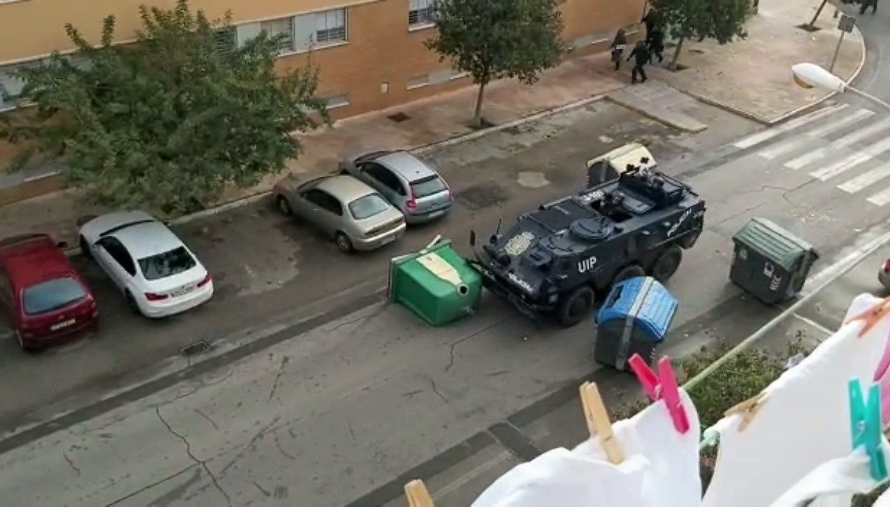 La UIP despliega un vehículo blindado, conocido como tanqueta, en las manifestaciones de los trabajadores del metal de Cádiz.