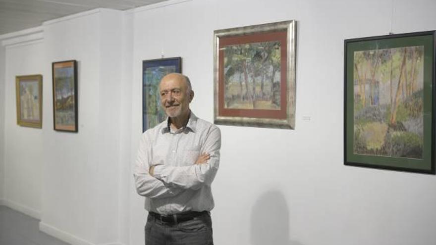El artistas Carlos Peñalver con algunas de las obras de la exposición.