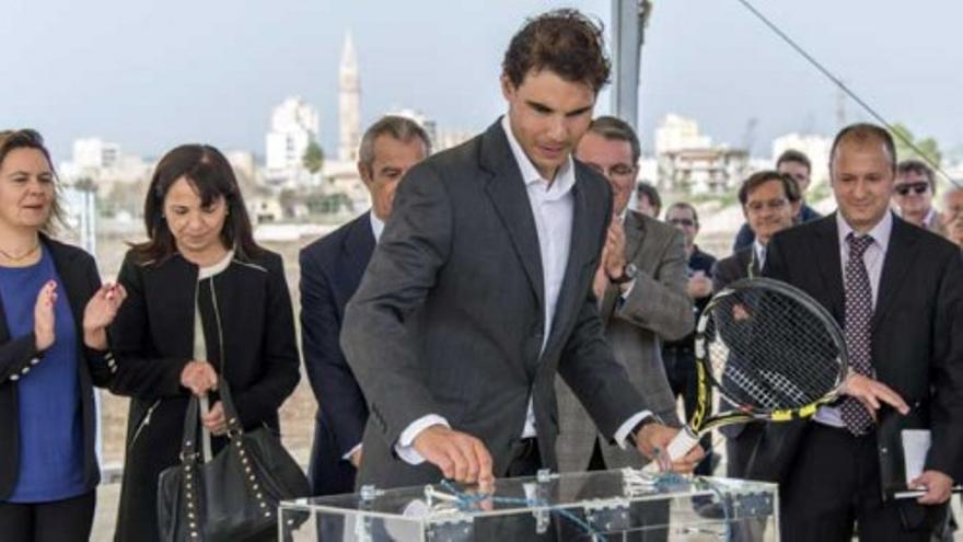 Rafa Nadal pone la primera piedra de su academia