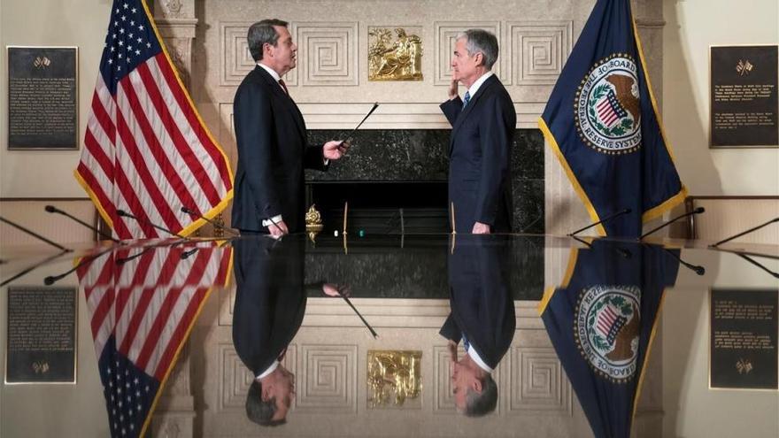 Jerome Powell jura el cargo como presidente de la Reserva Federal