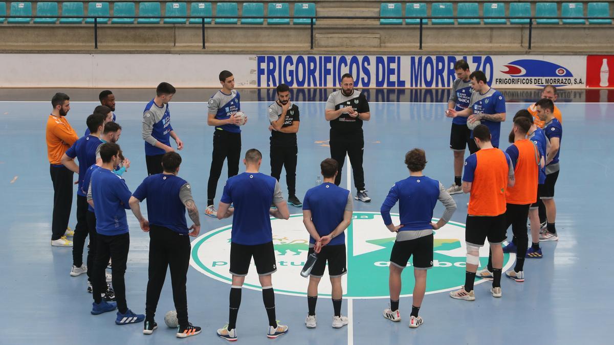 El entrenador del Frigoríficos del Morrazo, Nacho Moyano, habla ayer con sus jugadores en el círculo central antes de acabar el entrenamiento.