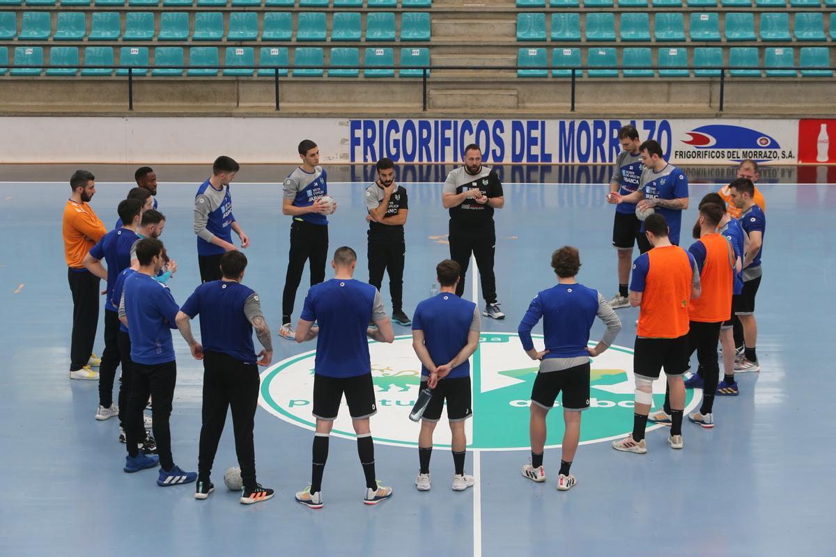 El entrenador del Frigoríficos del Morrazo, Nacho Moyano, habla ayer con sus jugadores en el círculo central antes de acabar el entrenamiento.