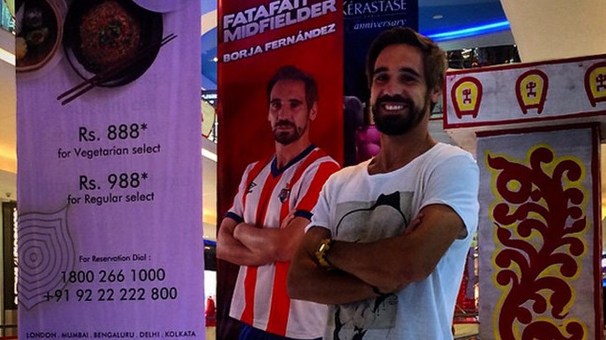 Borja Fernández posa con su imagen en un centro comercial