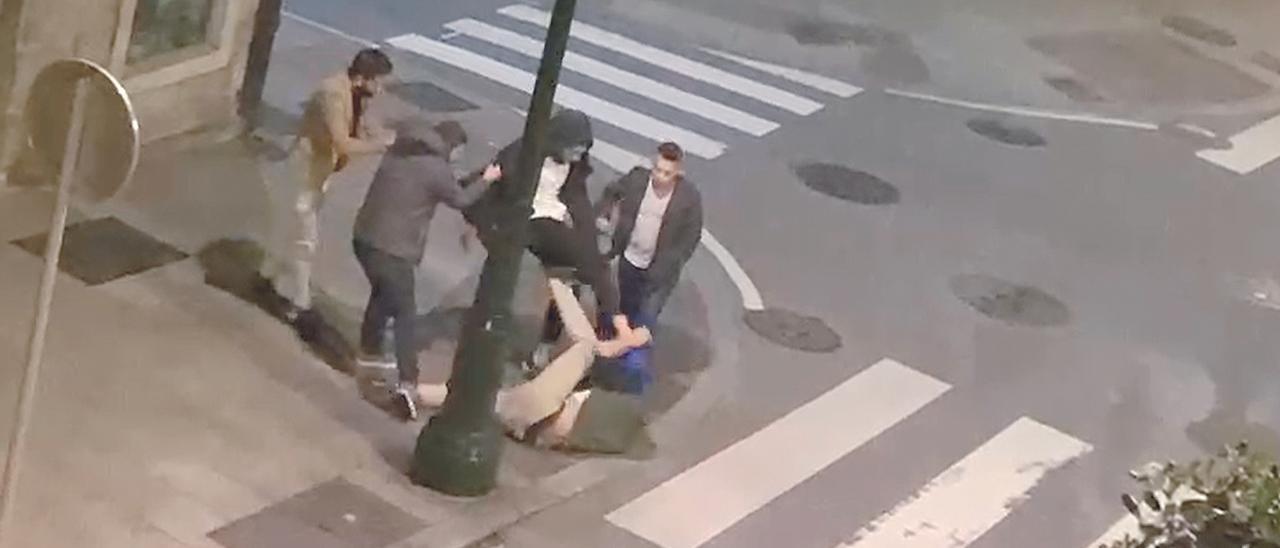 Secuencia del vídeo donde se muestra la brutal paliza que sufrieron dos jóvenes en la calle Hernán Cortés en el mes de enero.