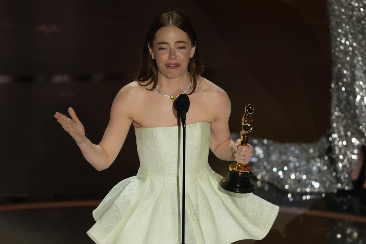 Emma Stone accepts the award for best performance by an actress in a leading role for &quot;Poor Things&quot; during the Oscars on Sunday, March 10, 2024, at the Dolby Theatre in Los Angeles. (AP Photo/Chris Pizzello) Associated Press/LaPresse Only Italy and Spain / EDITORIAL USE ONLY/ONLY ITALY AND SPAIN