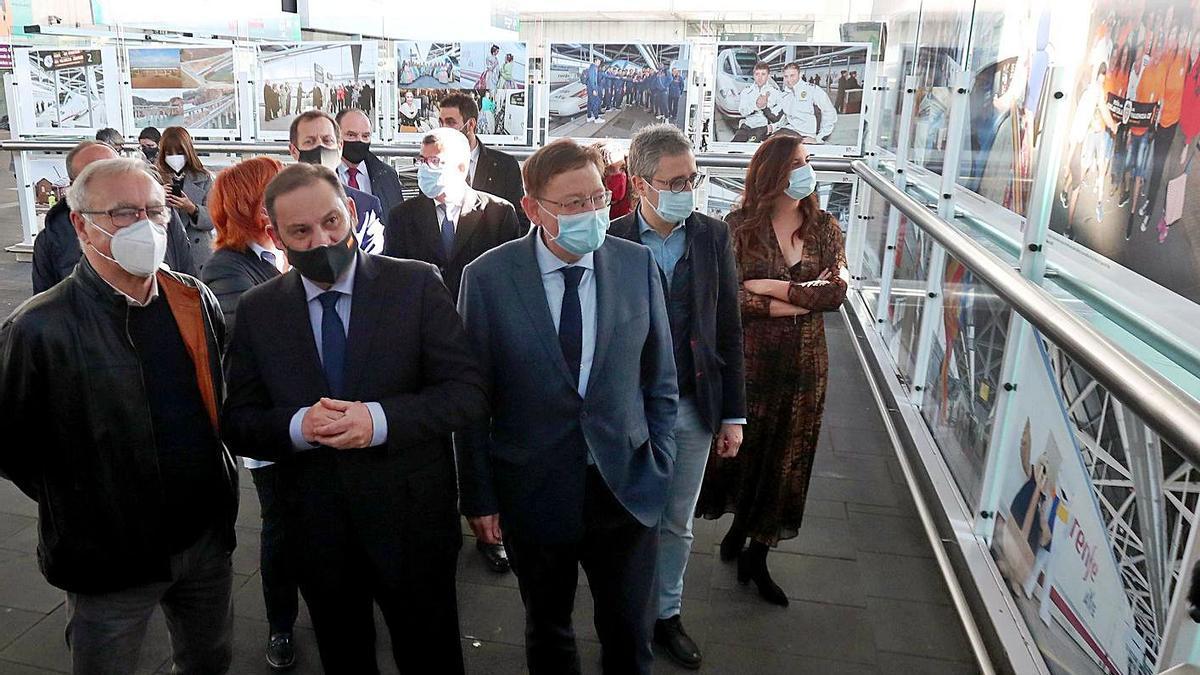 El alcalde Ribó, el ministro Ábalos y el president Puig visitan la exposición del vestíbulo. | LEVANTE-EMV