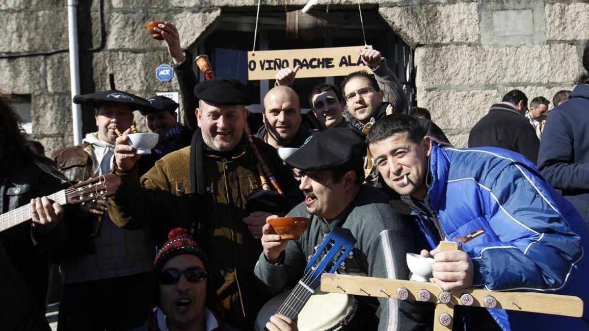 Un grupo de amigos disfruntando de San Blas en Bembrive.