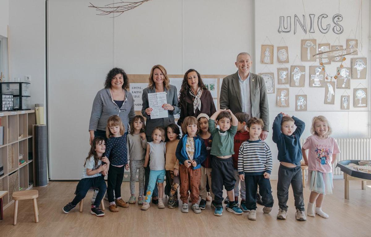 Carrasco y Sales durante su visita al CEIP Benadressa.