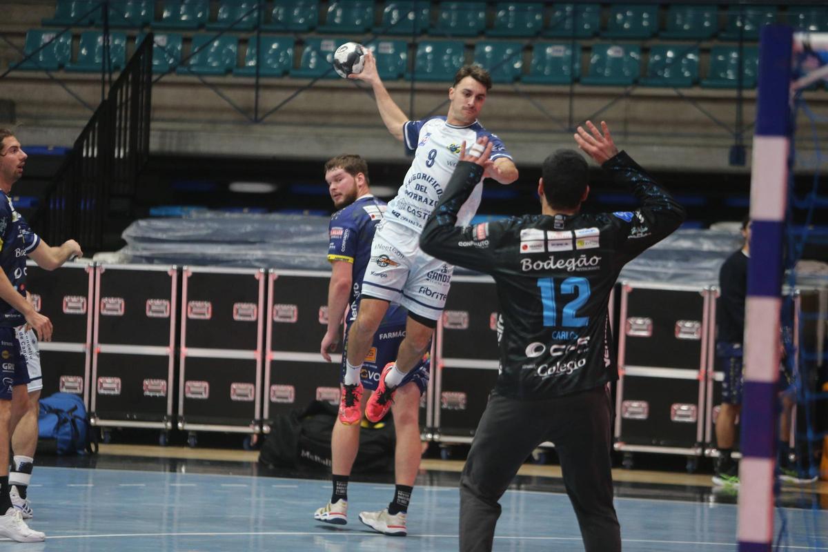 El lalinense efectúa un lanzamiento en un amistoso del mes de enero ante el Póvoa.