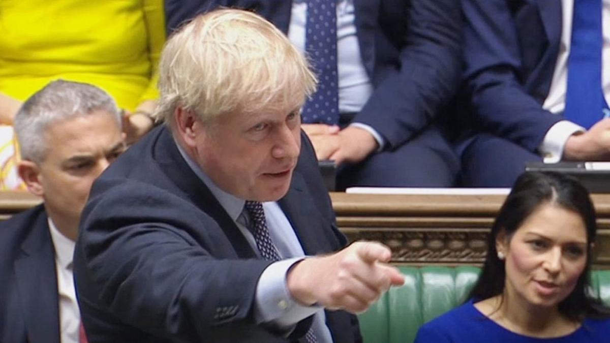 El primer ministro británico, Boris Johnson, interviene ante la Cámara de los Comunes, este sábado