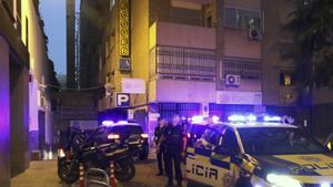 Agentes de la Policía Local de Granada han encontrado el cuerpo sin vida de una mujer al entrar en la vivienda de un hombre que ha fallecido tras saltar desde un balcón. En la imagen, agentes de la policía inspeccionan el exterior de la vivienda. EFE/ Pepe Torres