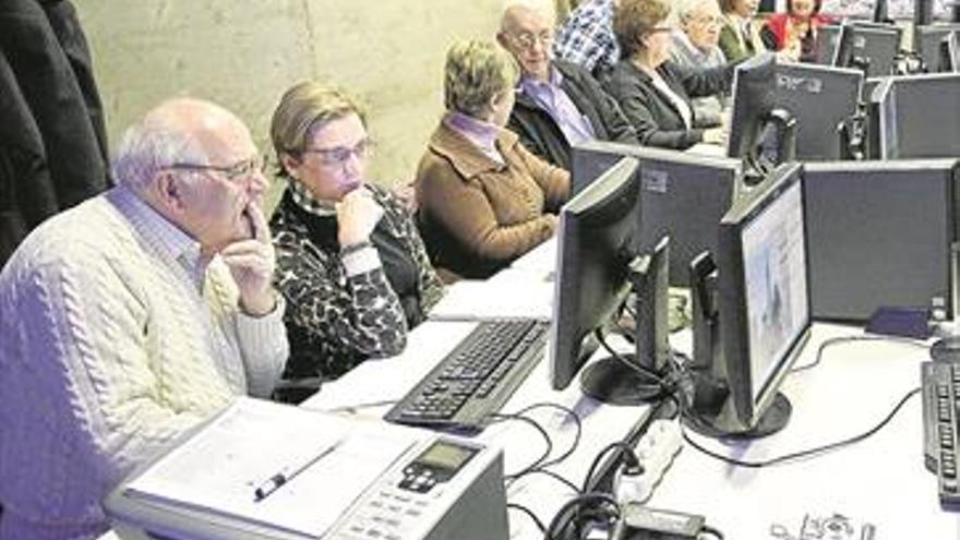 El vuelco de la pirámide demográfica de España sacude el mercado laboral